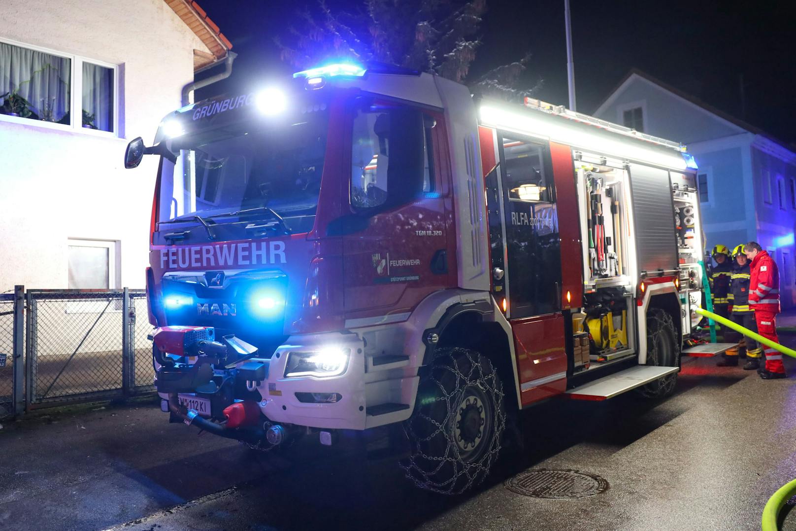 Vier Feuerwehren standen in der Nacht auf Montag in Grünburg (Bezirk Kirchdorf an der Krems) bei einem Brand eines Gebäudes neben einem Wohnhaus im Einsatz.