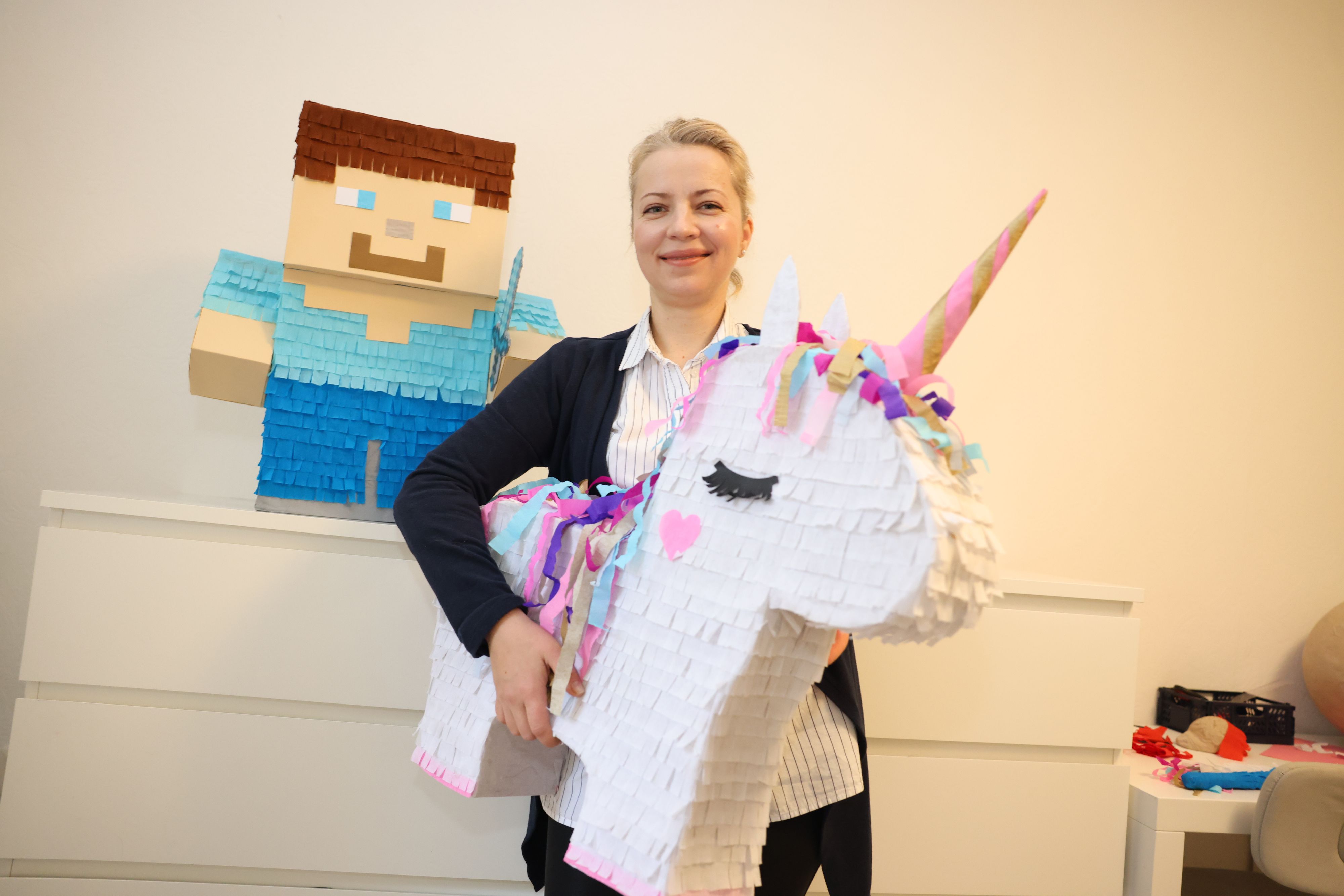 Olesea stellt selbst Piñatas her. Die Kunden können sich das Design der Figuren selbst aussuchen.
