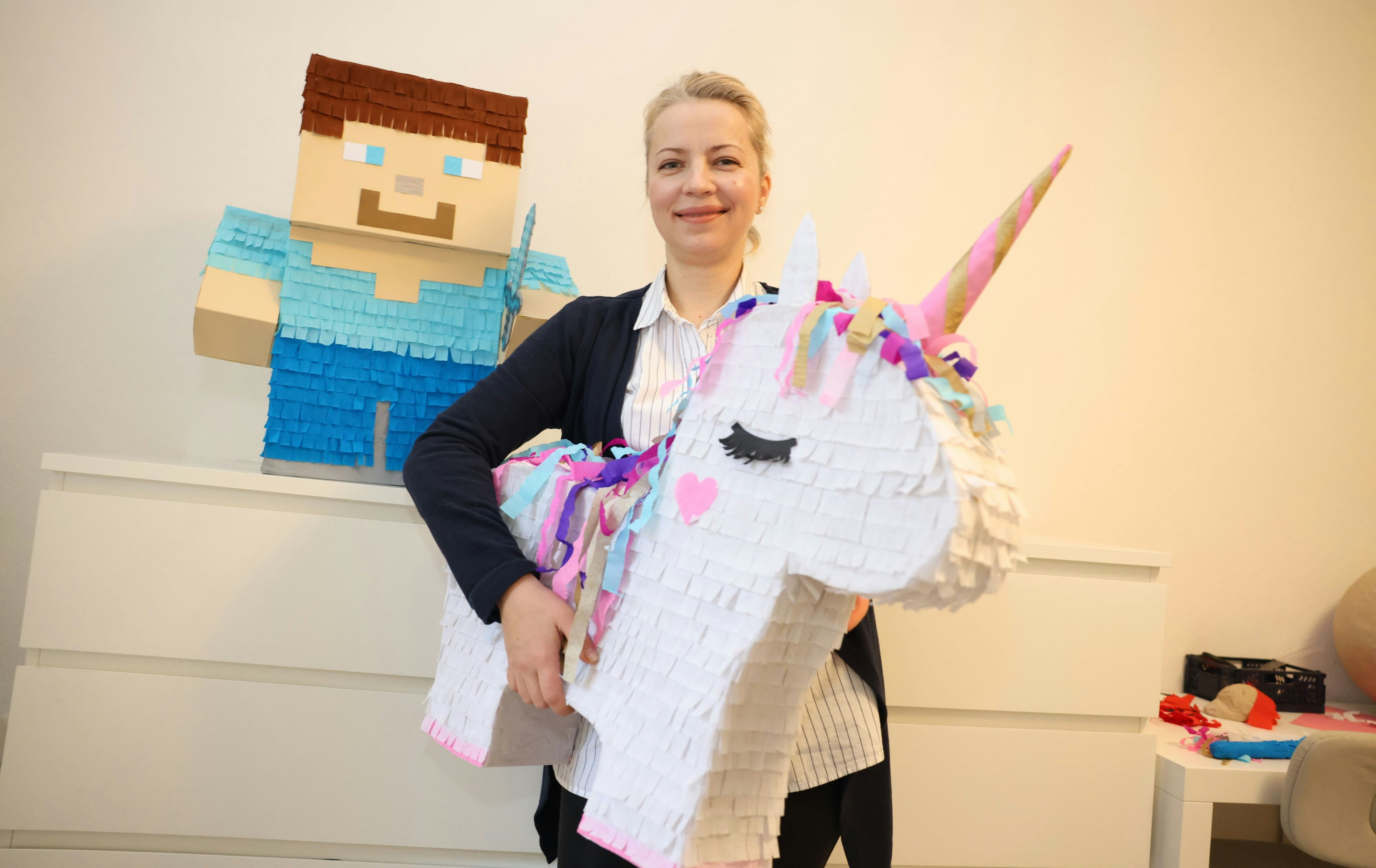 Olesea stellt selbst Piñatas her. Die Kunden können sich das Design der Figuren selbst aussuchen.