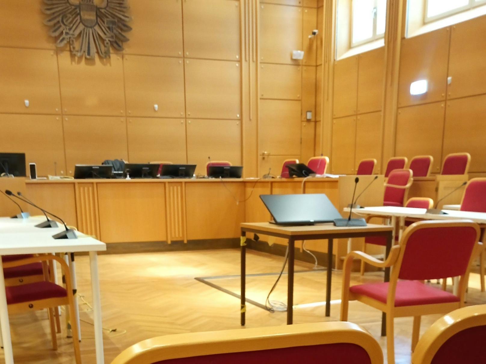 Ein 27-Jähriger saß am Montag in Linz wegen Schlepperei auf der Anklagebank.