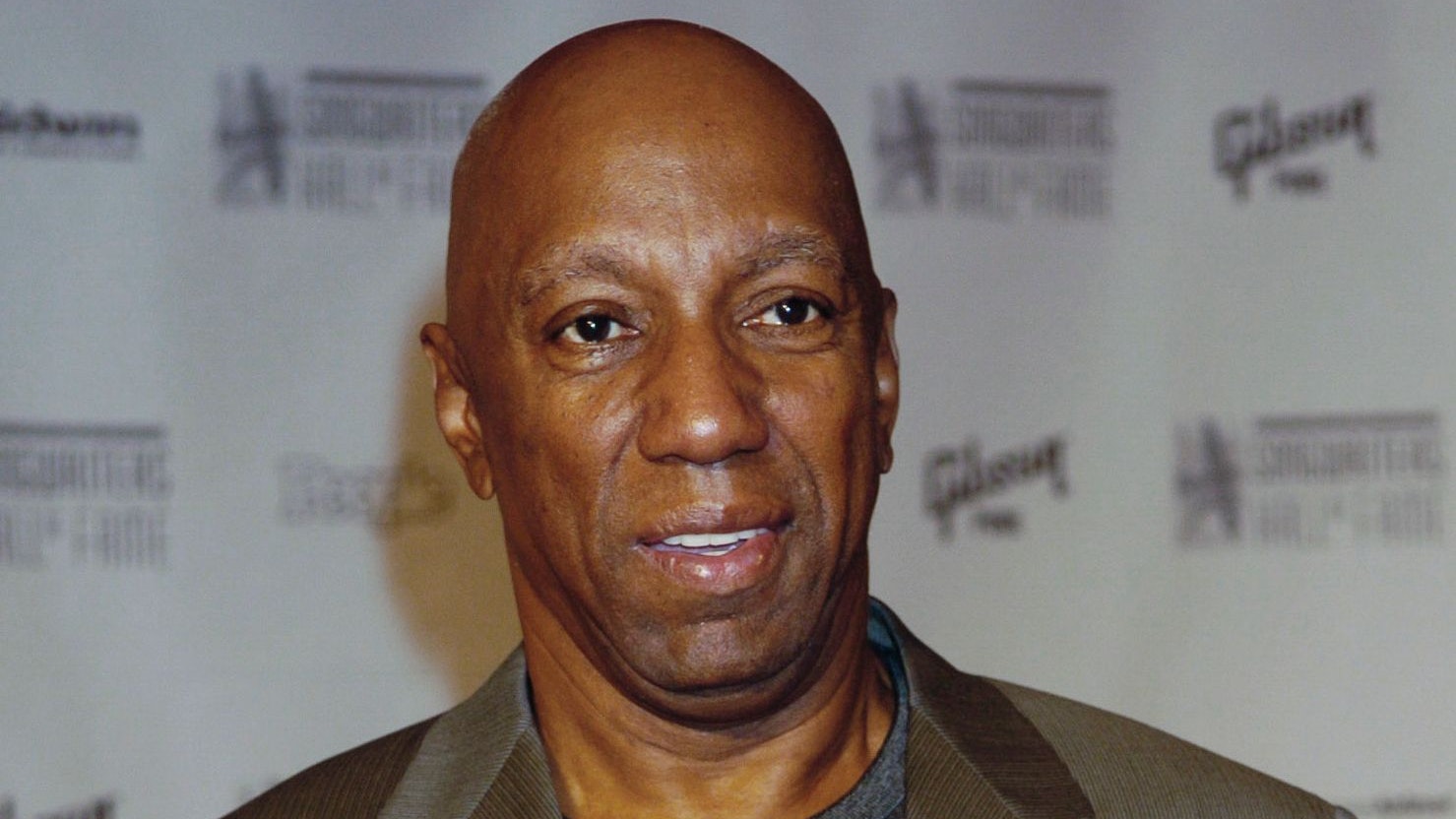 Download von www.picturedesk.com am 30.01.2023 (18:26).  FILE - Motown's Barrett Strong arrives at the induction ceremony for 35th annual National Academy of Popular Music/Songwriters Hall of Fame in New York on June 10, 2004. Strong, one of Motowns founding artists and most gifted songwriters who sang lead on the companys breakthrough single Money (Thats What I Want) and later collaborated with Norman Whitfield on such classics as I Heard It Through the Grapevine, War and Papa Was a Rollin Stone, has died. He was 81. His death was announced Sunday, Jan. 29, 2023, by the Motown Museum. (AP Photos/Louis Lanzano, File) - 20040610_PD2227 - Rechteinfo: Rights Managed (RM)