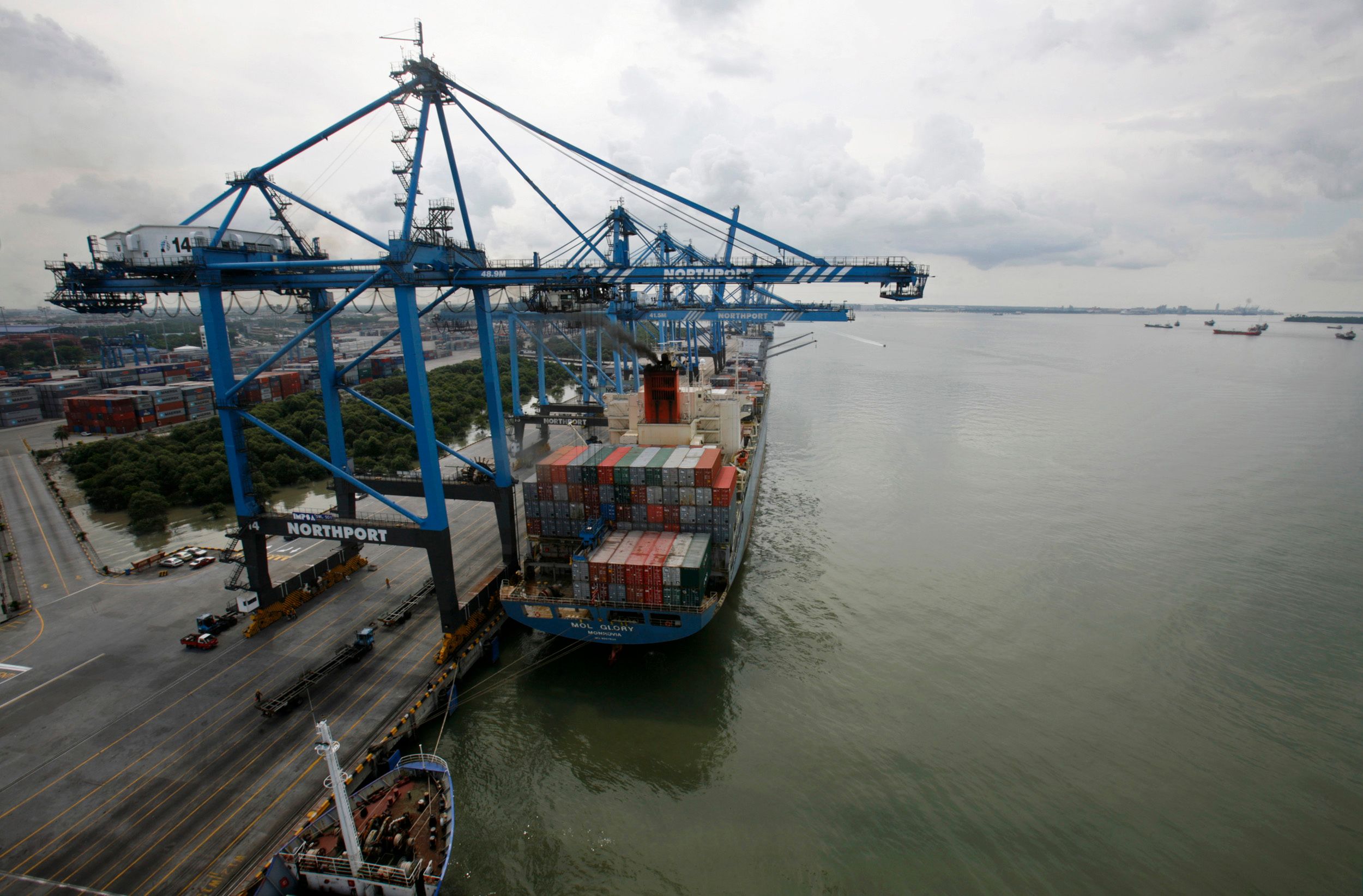 Fahim (15) landete mit einem Container-Schiff wie diesem in Port Klang, Malaysias größten Seehafen.