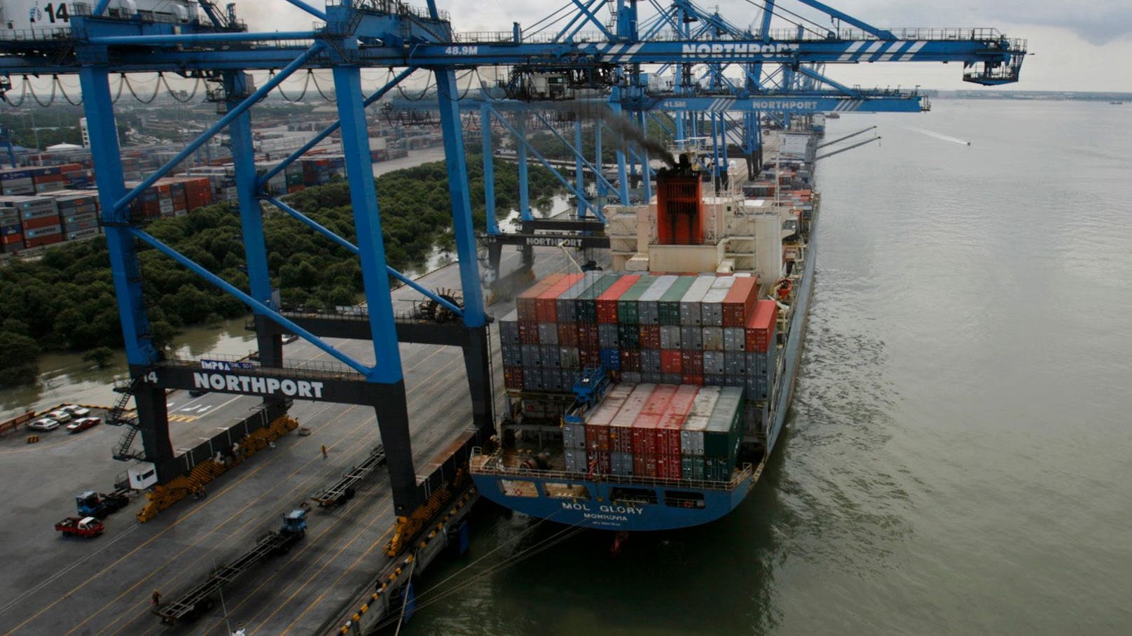 Fahim (15) landete mit einem Container-Schiff wie diesem in Port Klang, Malaysias größten Seehafen.