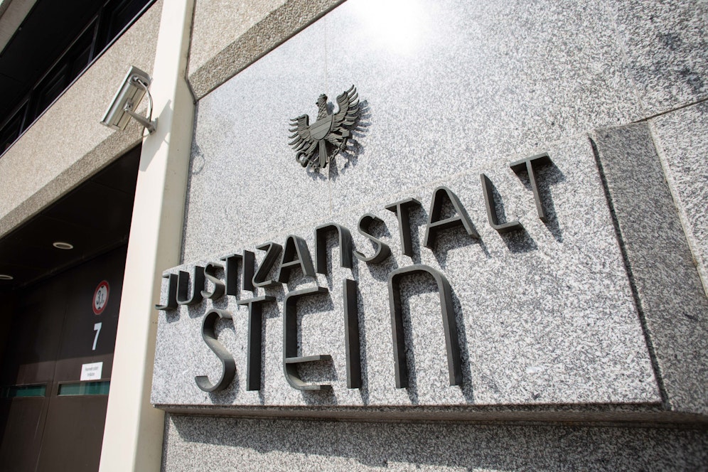 Außenansicht der JA Stein - drinnen brannte es.