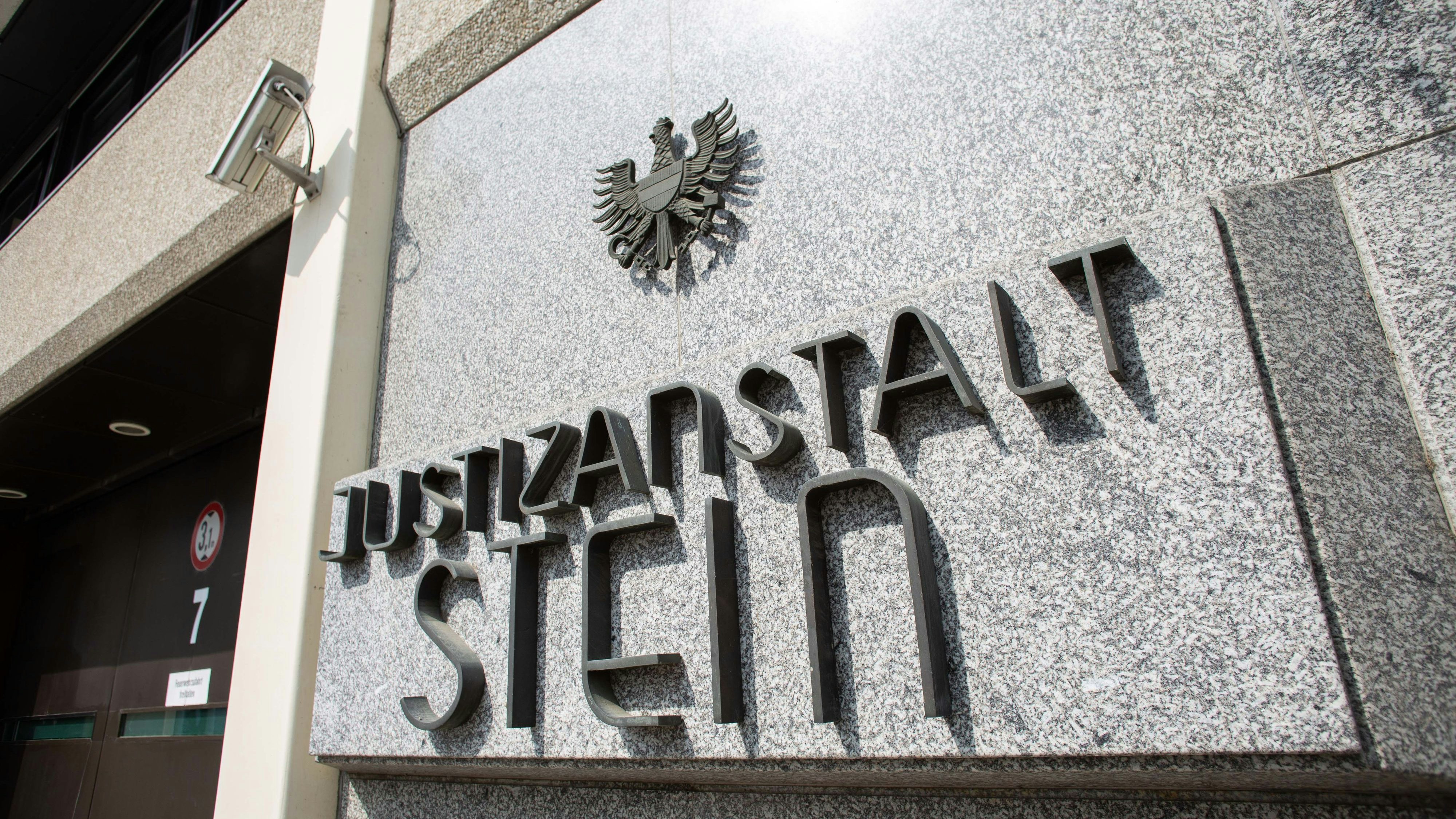 Heute.at - Blutrausch wegen TV: Häftling Messer in Gesicht gerammt