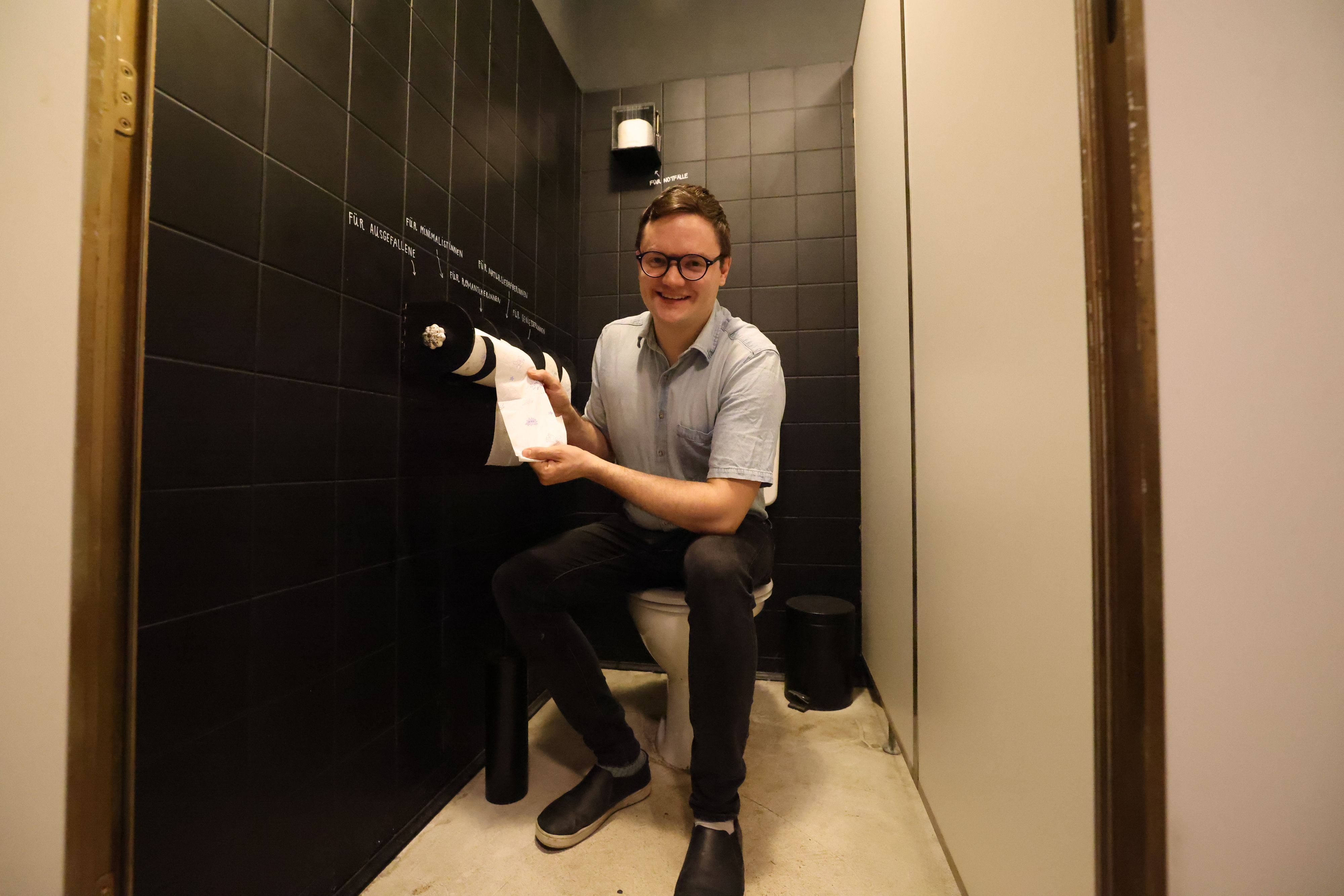 Café Caspar-Chef Tobias Maier präsentiert seinen Gästen die unterschiedlichsten Modellen von Klopapier. Das kommt an!