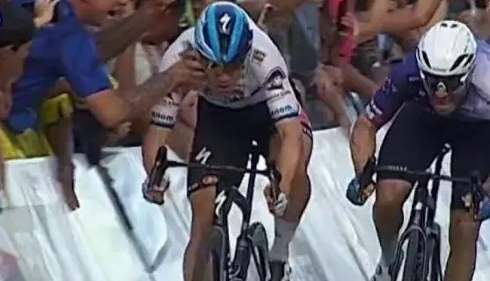 Fabio Jakobsen wird von einem Fan im Gesicht getroffen.