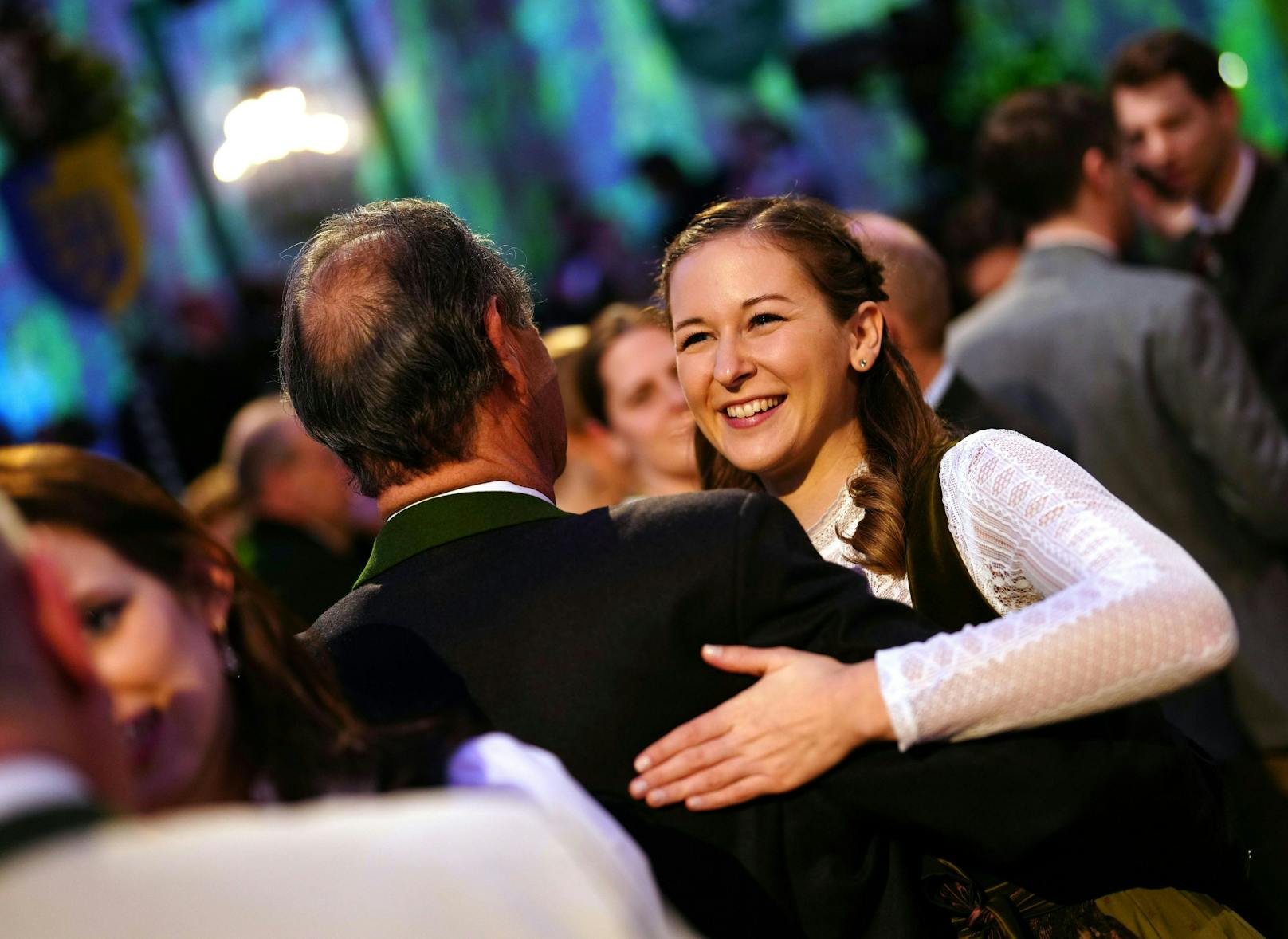 Jugendstaatssekretärin Claudia Plakolm (ÖVP) schwingt das Tanzbein.