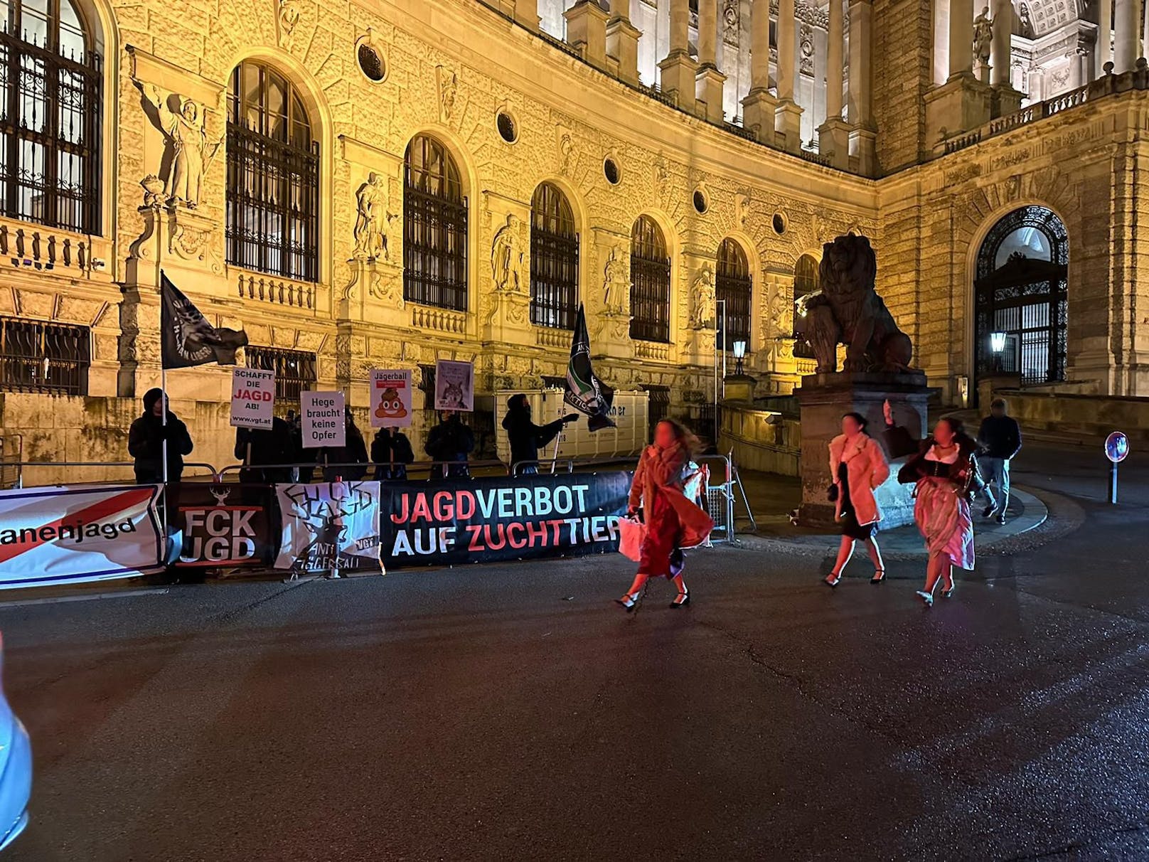Vor dem Eingang in die Hofburg sorgten einige Aktivisten für Aufregung unter den Jägerball-Gästen. 