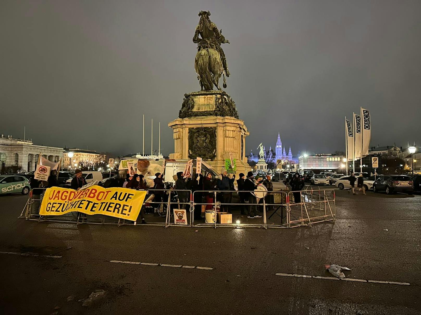 Die Message ist klar: Die Aktivisten wollen ein Jagdverbot durchsetzen.