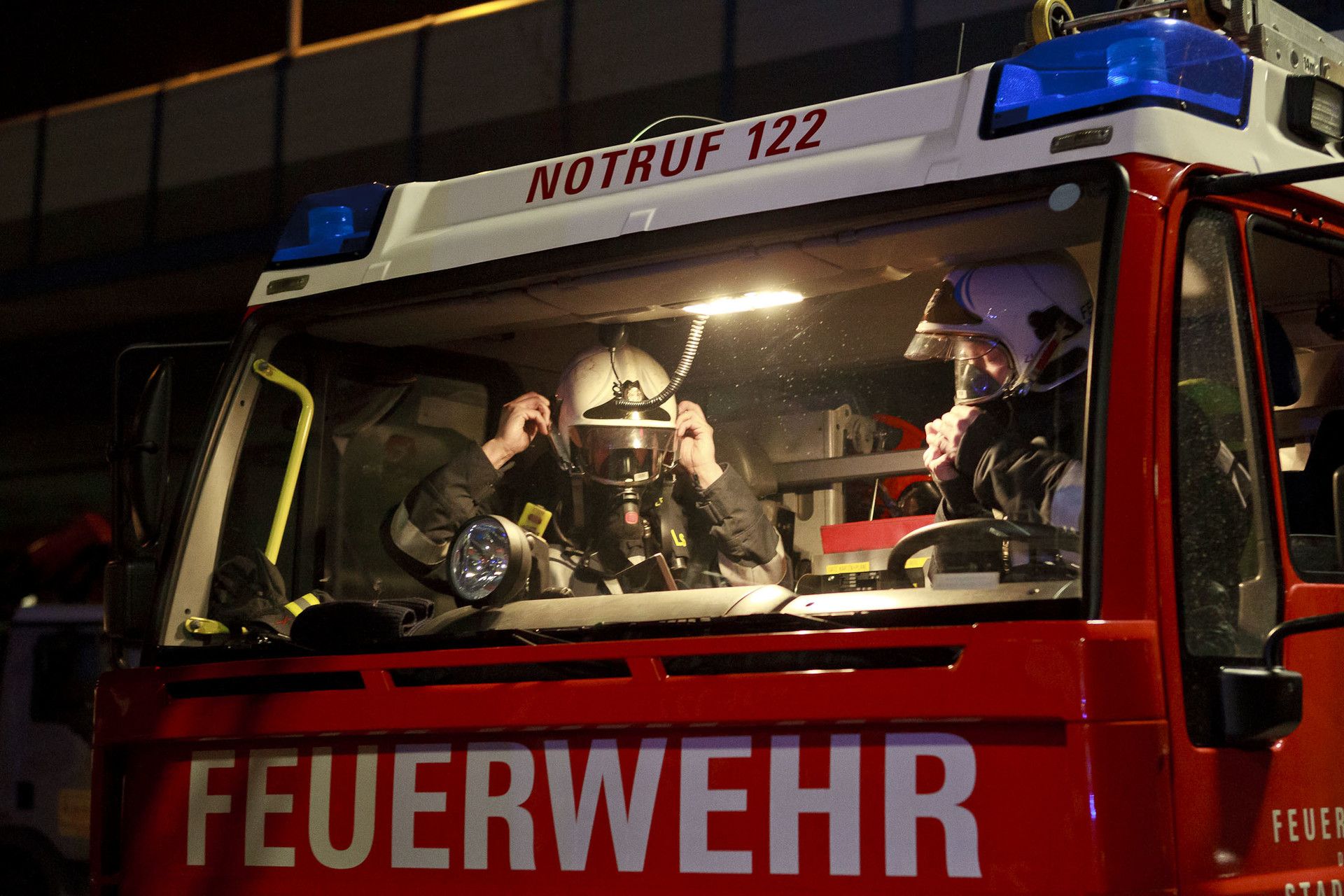 Die Einsatzkräfte der Feuerwehr mussten Atemschutz anlegen. Symbolbild. 