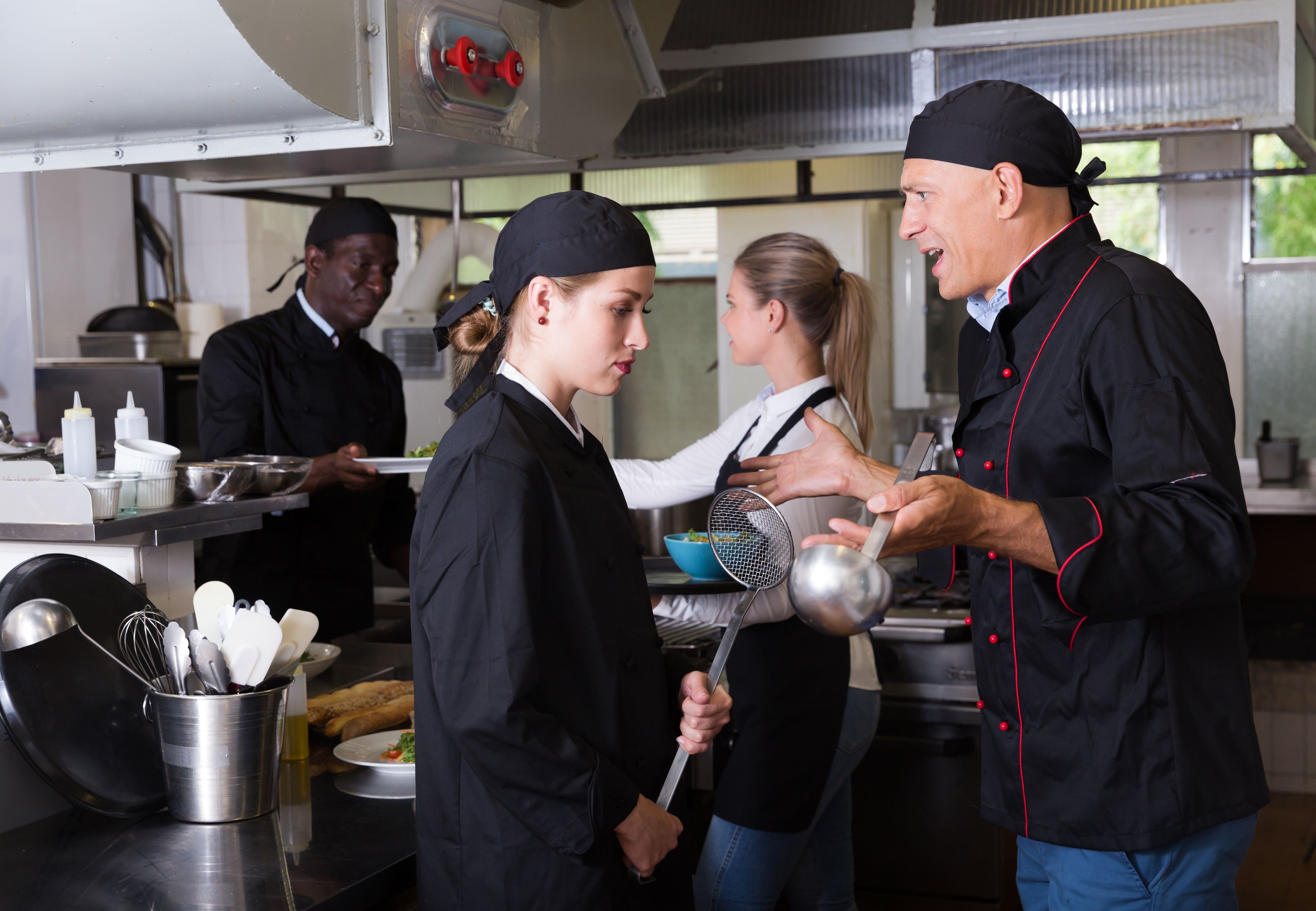 Eine 58-jährige Köchin aus der Steiermark wurde von ihrem Chef rassistisch beleidigt. 
