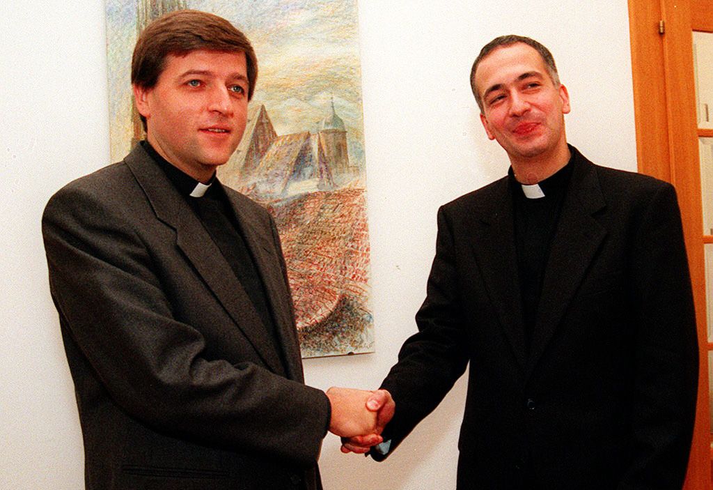 Amtsübergabe am 11. Okt. 1995: Der scheidende Caritasdirektor Helmut Schüller (l.) mit seinem sein Nachfolger Michael Landau.