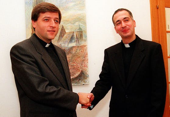 Amtsübergabe am 11. Okt. 1995: Der scheidende Caritasdirektor Helmut Schüller (l.) mit seinem sein Nachfolger Michael Landau.