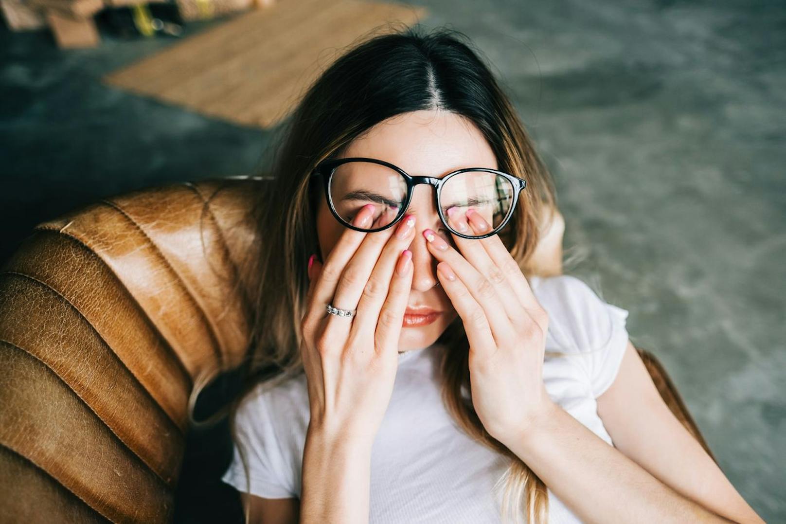 Reibst du aus Nervosität öfters deine Augen wird es Zeit damit aufzuhören. Durch das ständige Berühren könnten Bakterien an deinen Wimperkranz gelangen und den Wachstum deiner Wimpern hemmen.  