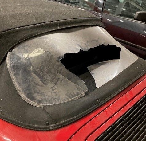 Im 19. Bezirk wurde am Montag (30.01.2023) in diesen Pkw eingebrochen.