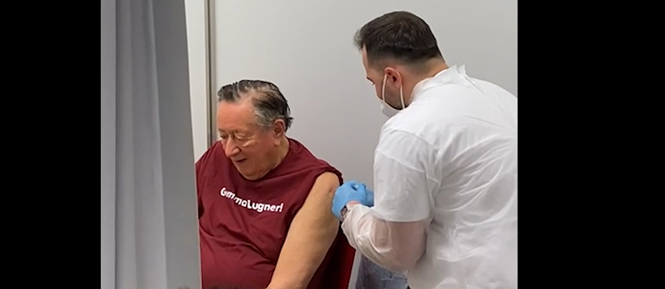 In der Lugner City holt sich Richard Lugner die vierte Impfung