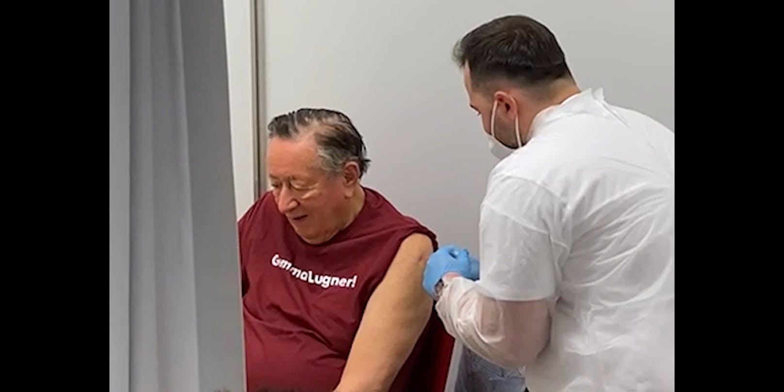 In der Lugner City holt sich Richard Lugner die vierte Impfung