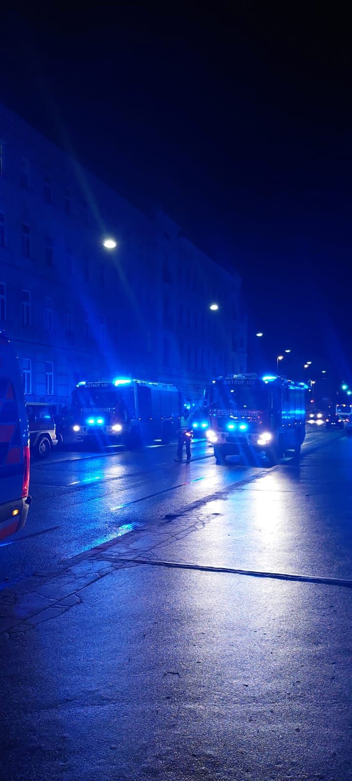 Insgesamt waren 12 Teams der Berufsrettung und eine Sondereinsatzgruppe vor Ort.