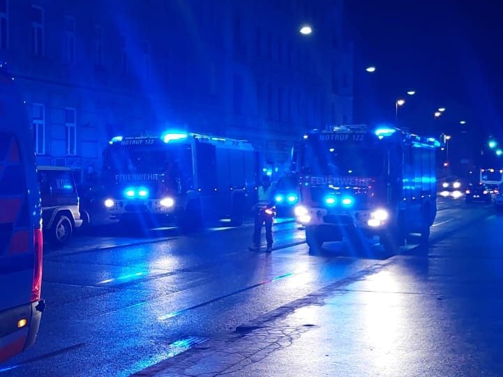 Insgesamt waren 12 Teams der Berufsrettung und eine Sondereinsatzgruppe vor Ort.