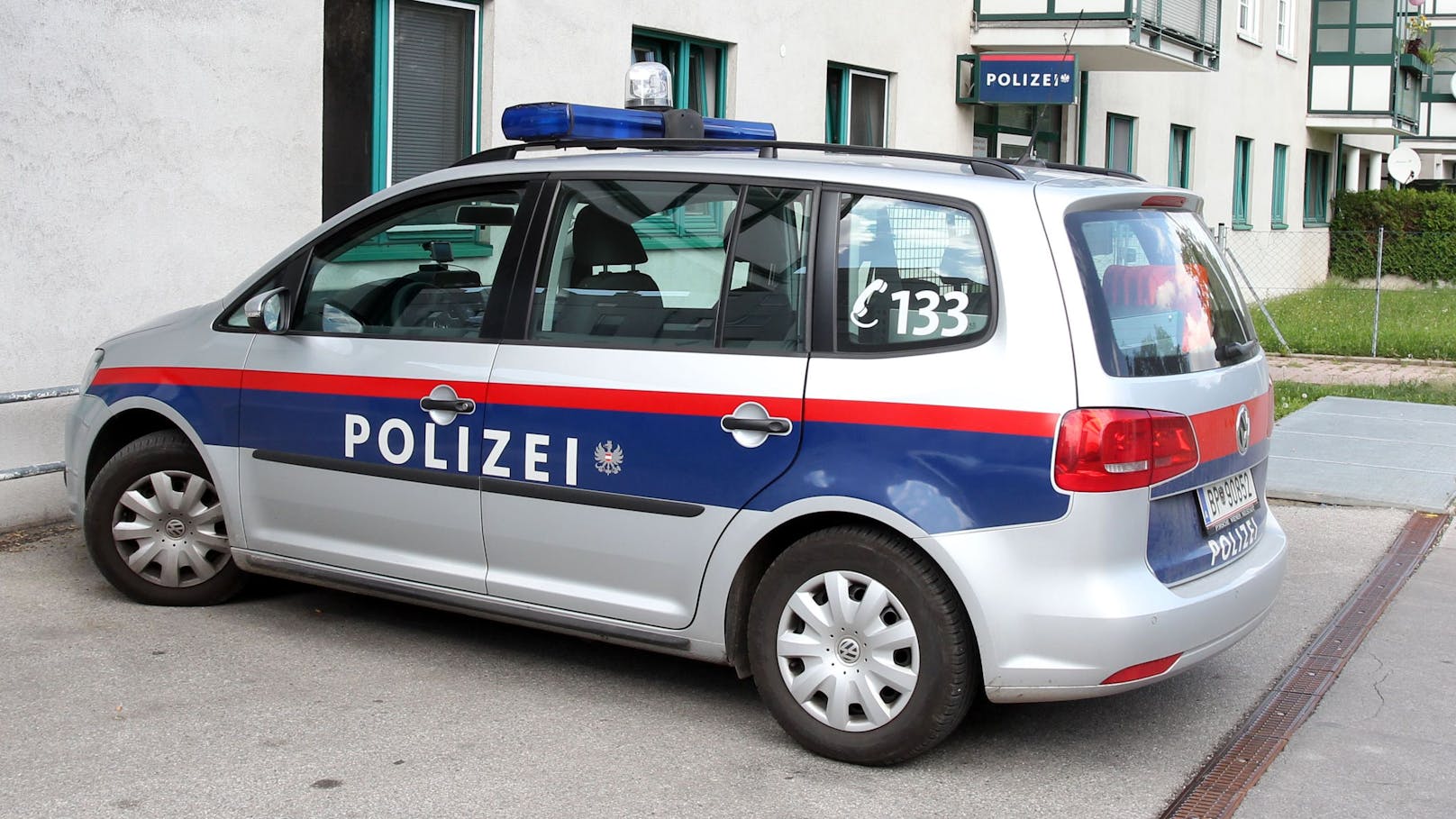 Nach einem Sturz vom Balkon in Bad Gastein ist eine Pensionistin im Spital verstorben. Die Polizei ermittelt.