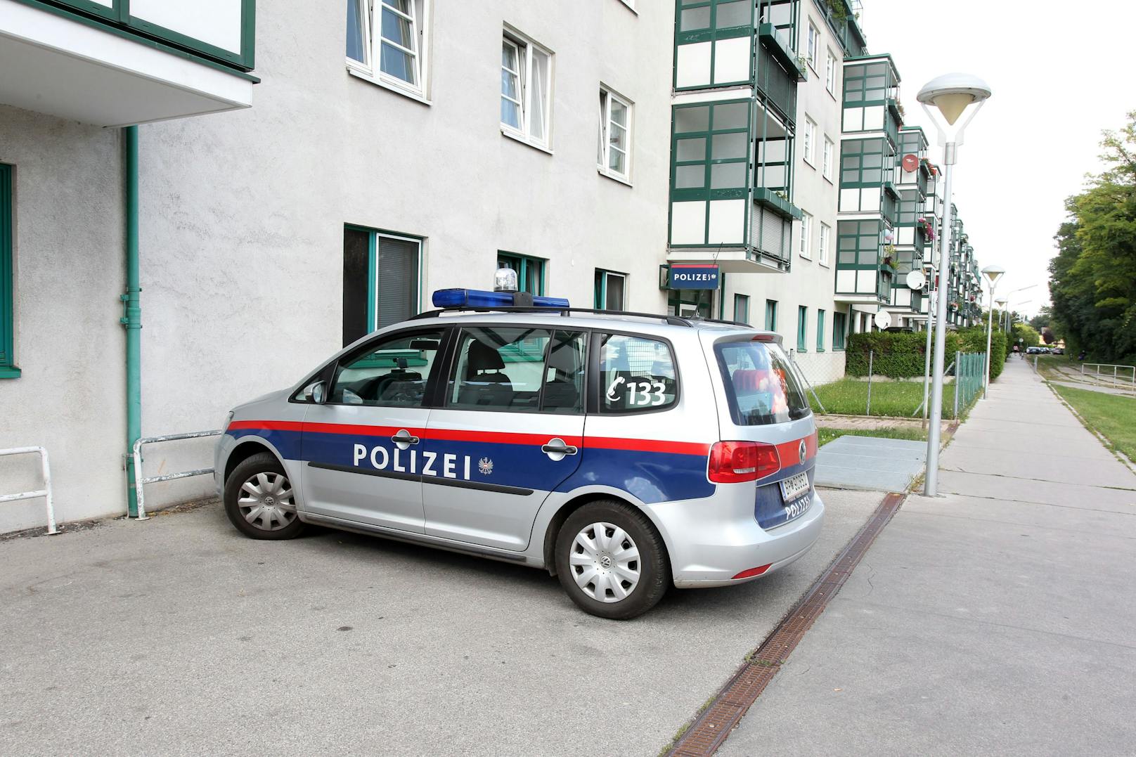 Frau nach Sturz von Balkon gestorben: Polizei ermittelt