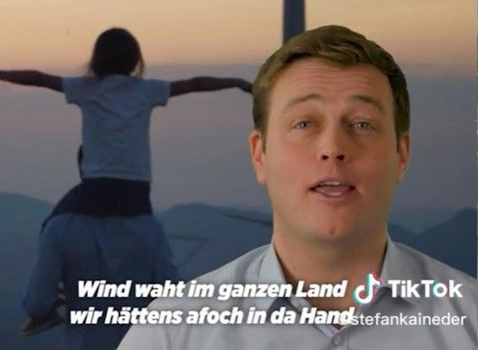 Grünen-Landesrat Stefan Kaineder singt auf TikTok für die Windkraft.