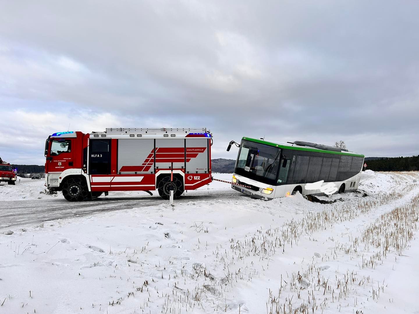 Der Bus-Lenker kam von der Fahrbahn ab und blieb im Graben stecken.
