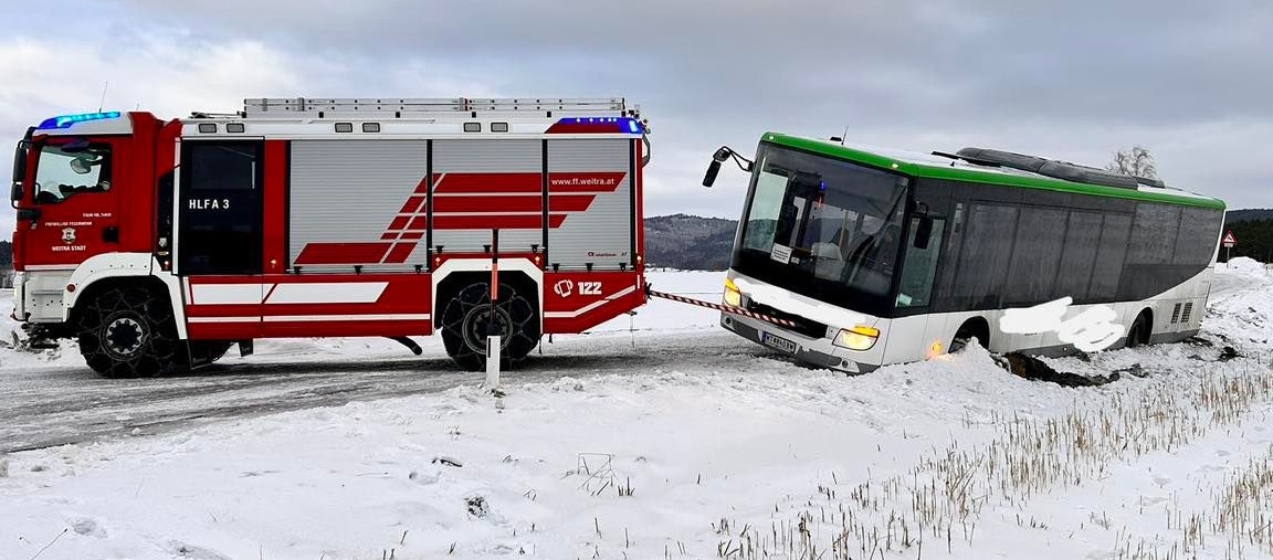 Der Bus-Lenker kam von der Fahrbahn ab und blieb im Graben stecken.