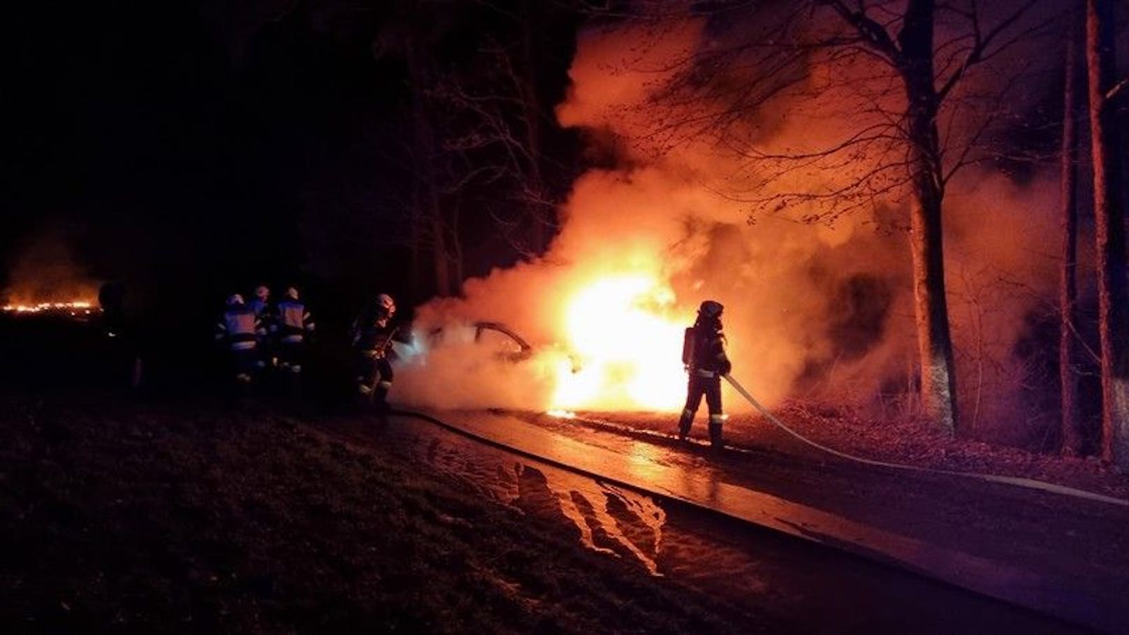 Die Feuerwehr Kaindorf wurde zu einem Fahrzeugbrand alarmiert. 