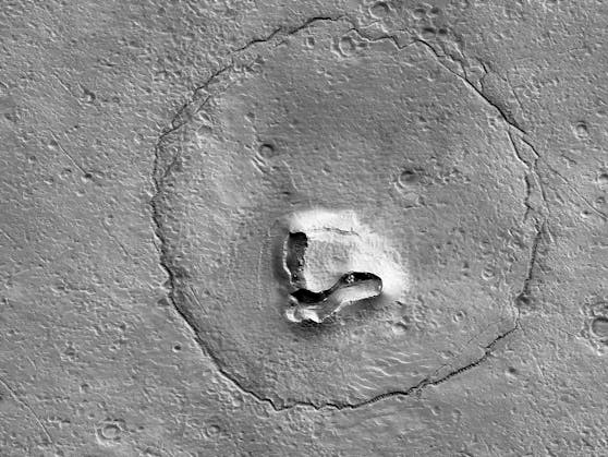 Dieser "lächelnde Bär" wurde von der NASA am 25. Jänner 2023 auf der Mars-Oberfläche festgehalten.