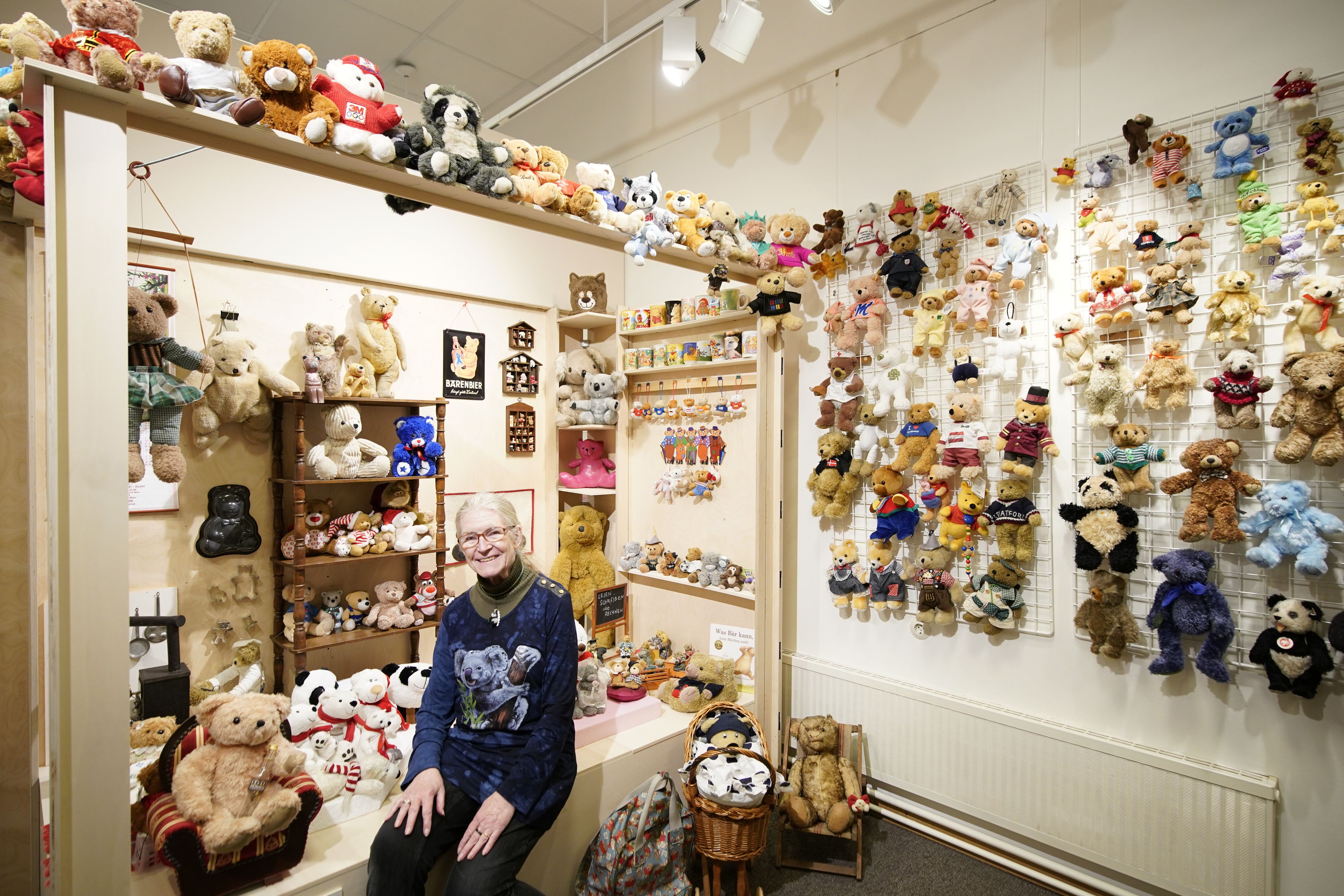 Lucie Pejcl (73) ist Teddybären-Sammlerin aus Ottakring und zeigt ihre Liebsten nun im Bezirksmuseum.