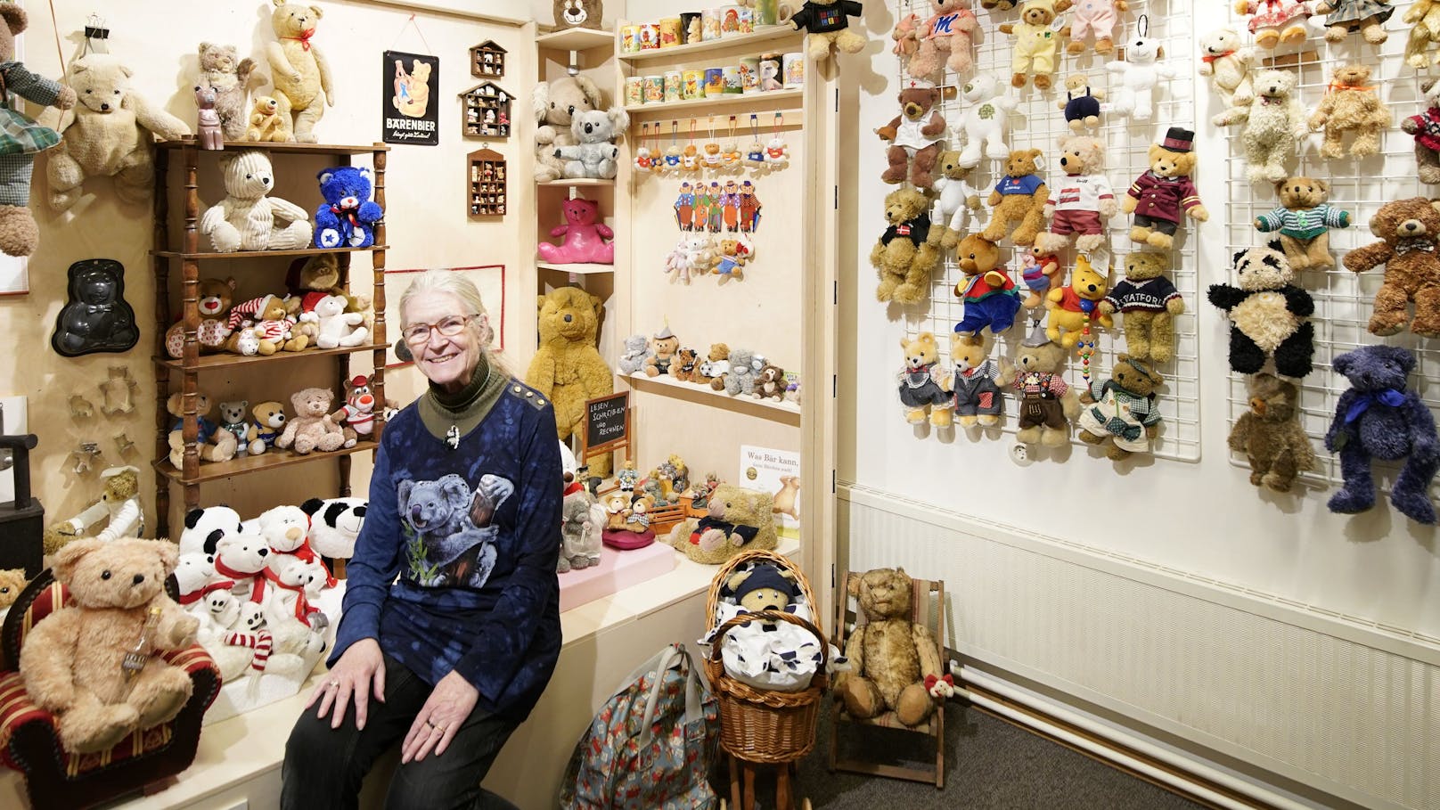 Lucie Pejcl (73) ist Teddybären-Sammlerin aus Ottakring und zeigt ihre Liebsten nun im Bezirksmuseum.
