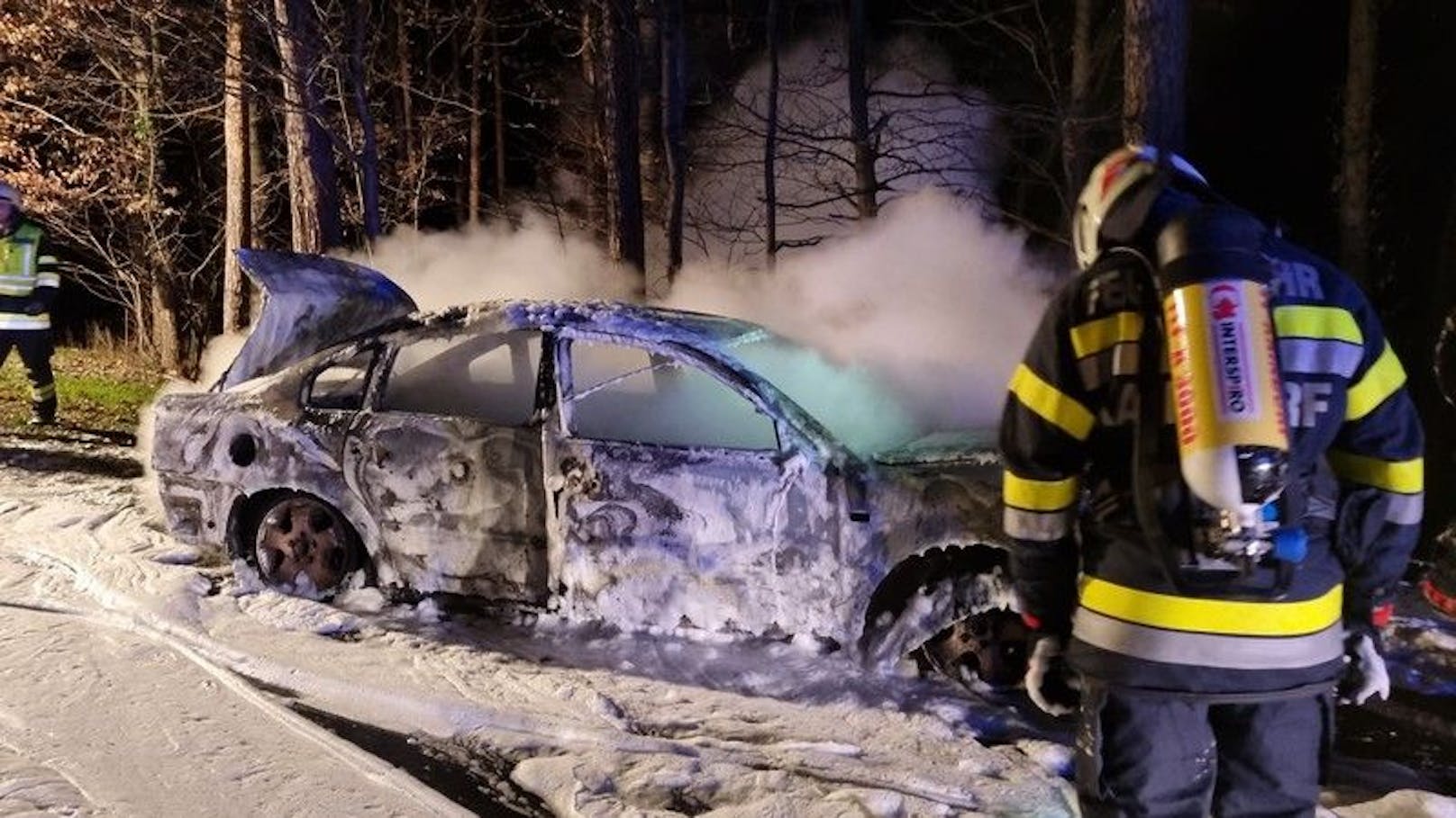 Das Fahrzeug brannte vollständig aus. Der Lenker blieb glücklicherweise unverletzt.