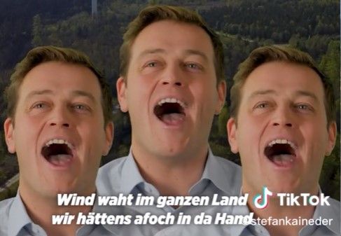 Grünen-Landesrat Stefan Kaineder singt auf TikTok für die Windkraft.
