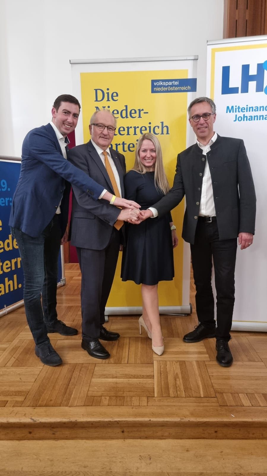 Bauernbund-Kandidatin Silke Dammerer holt sich das Landtagsmandat: Alex Bernhuber, Karl Moser und Georg Strasser freuen sich mit ihr.