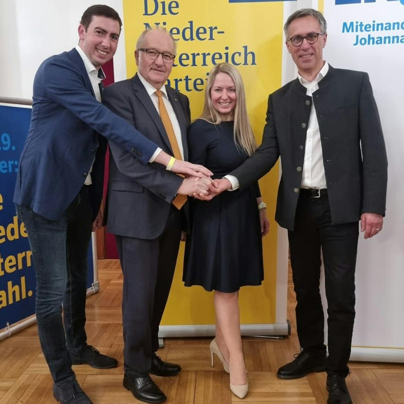 Bauernbund-Kandidatin Silke Dammerer holt sich das Landtagsmandat: Alex Bernhuber, Karl Moser und Georg Strasser freuen sich mit ihr.