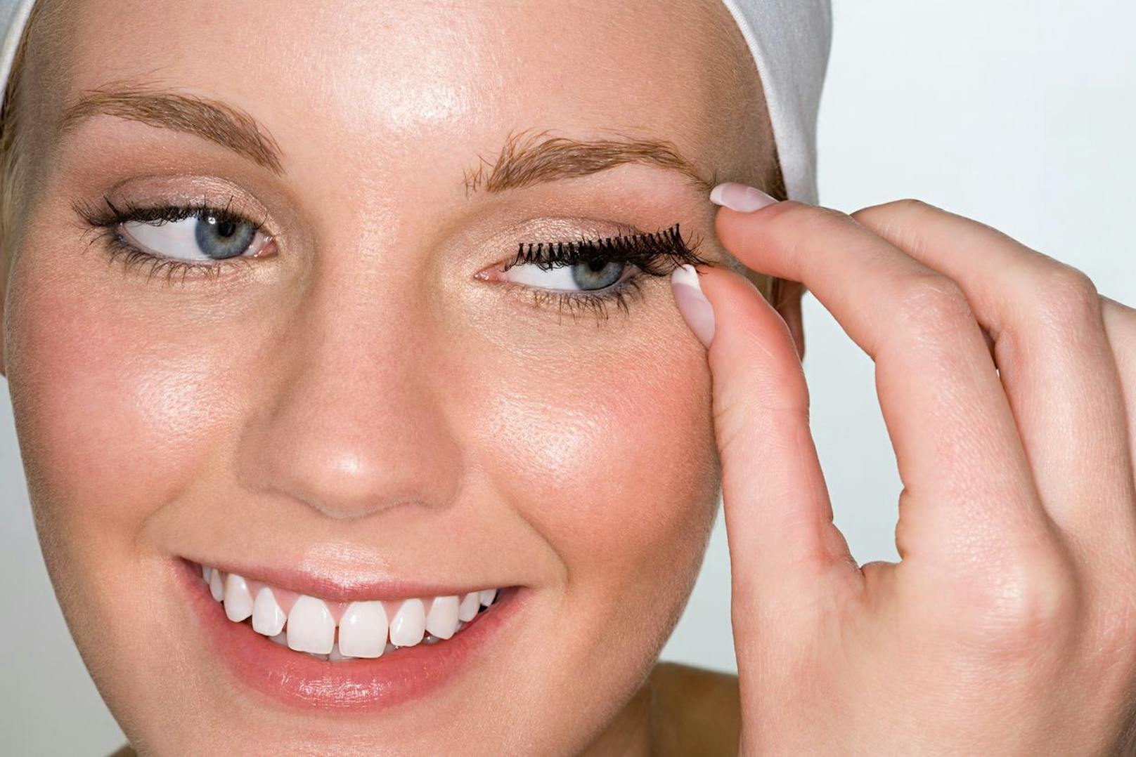 Künstliche Wimpern sollten keines Falls wie ein Verband abgerissen werden. Die Fake-Lashes wirst du mit Hilfe von speziellen Ölen leicht los, solange du sie Schritt für Schritt entfernst. Achte auch darauf, dass so wenig Kleber wie möglich an deinen eigenen Wimpern kommt. 