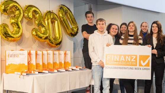 Diese Schüler erhielten am Dienstag feierlich ihren Finanzführerschein – schon 3.300 haben ihn.