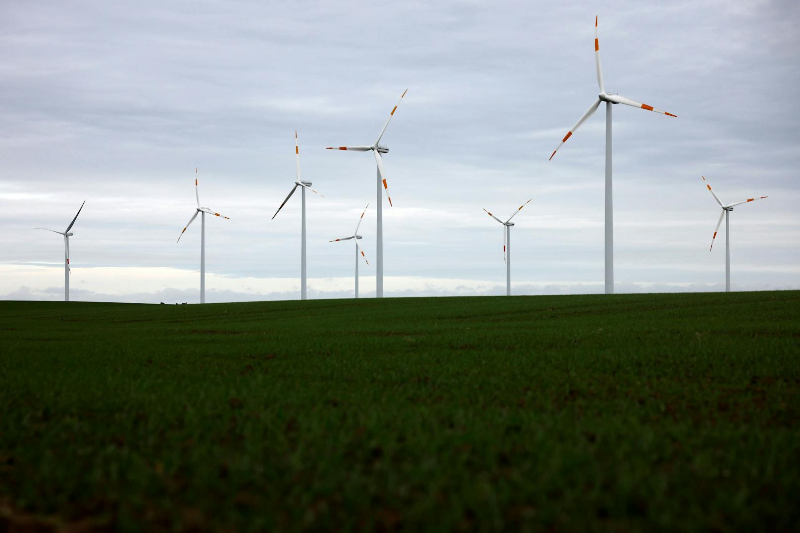 Am meisten Wind- und Solarenergie erzeugte 2022 den Zahlen der Denkfabrik zufolge Deutschland.