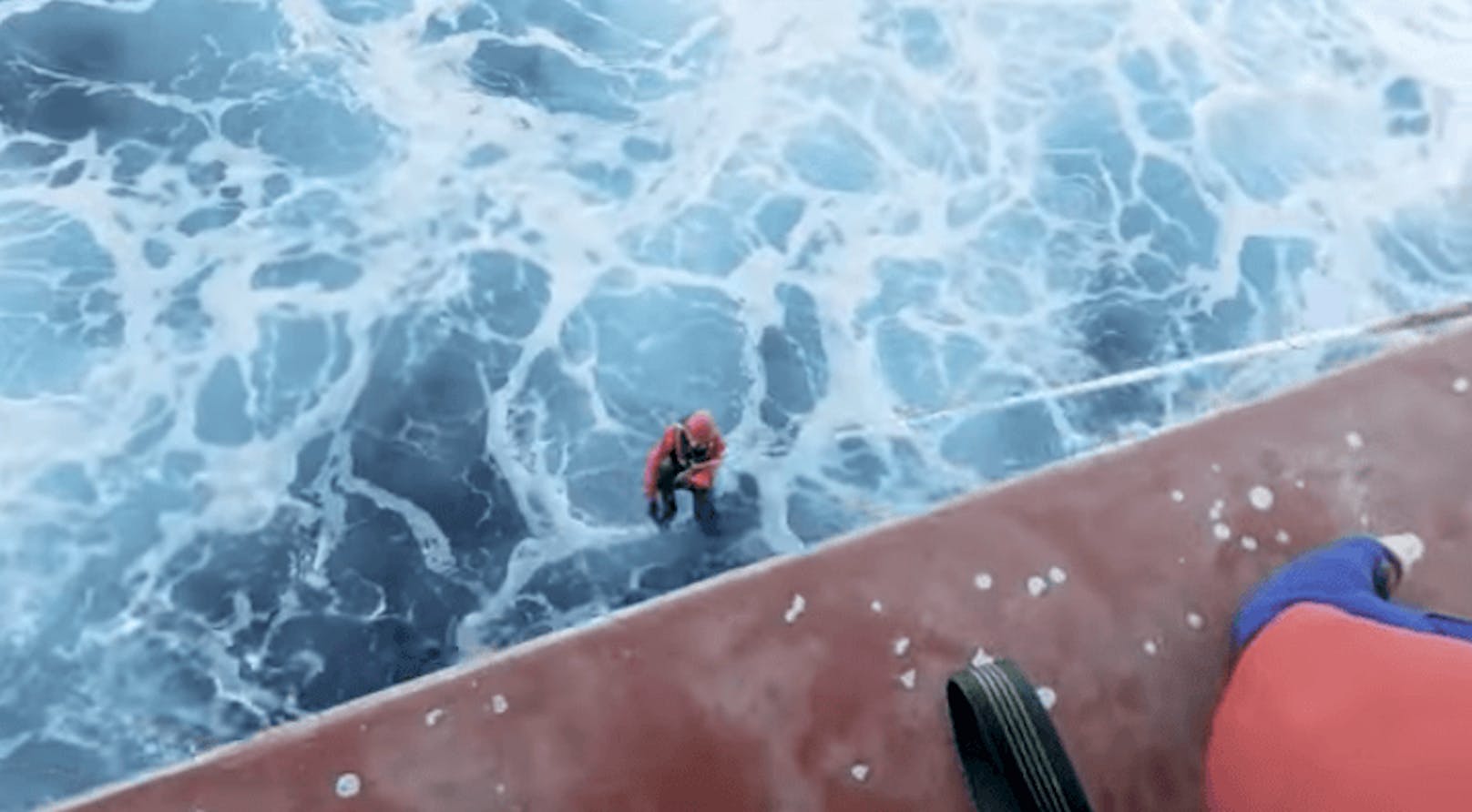 Die Aktivisten kletterten mithilfe eines Seils an Bord des Frachters…