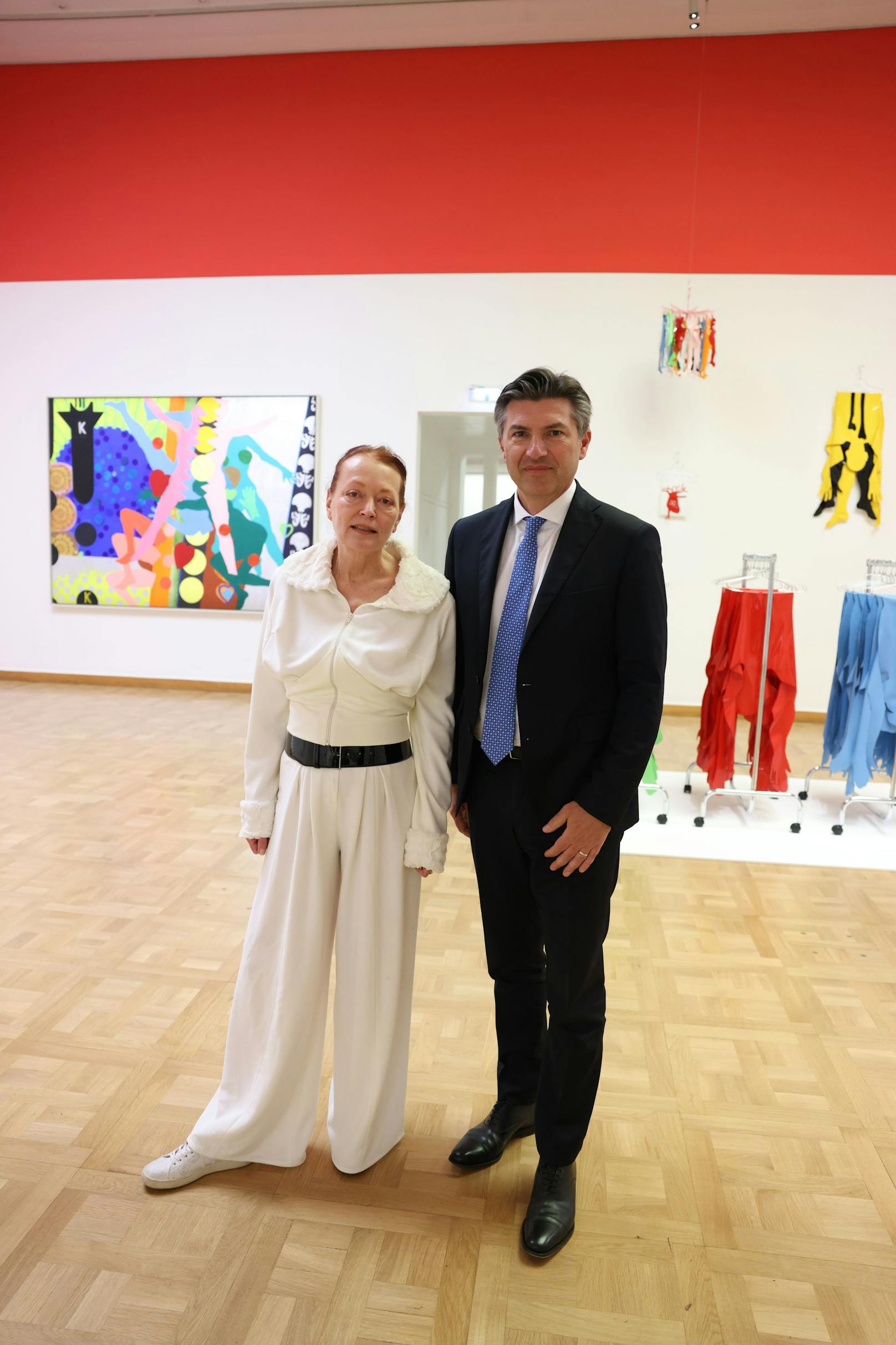 Die Direktorin des Bank Austria Kunstforums Wien Ingried Brugger und Bank Austria-Chef Robert Zadrazil bei der neuen Ausstellung im Kunstforum.