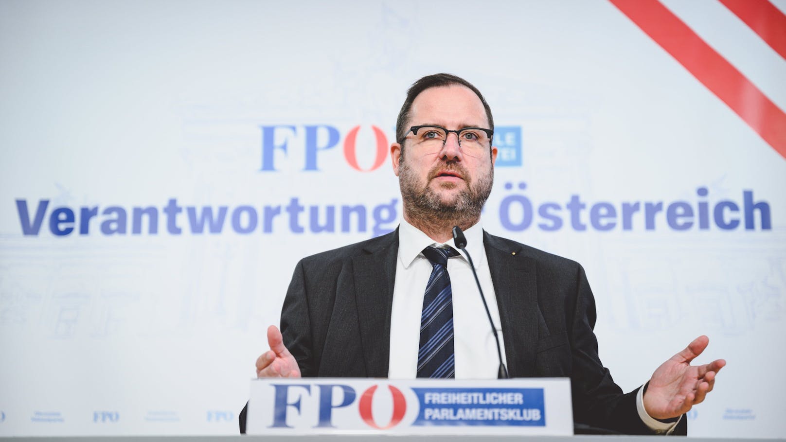 FPÖ-Generalsekretär Christian Hafenecker wirft der ÖVP Postenschacher vor.