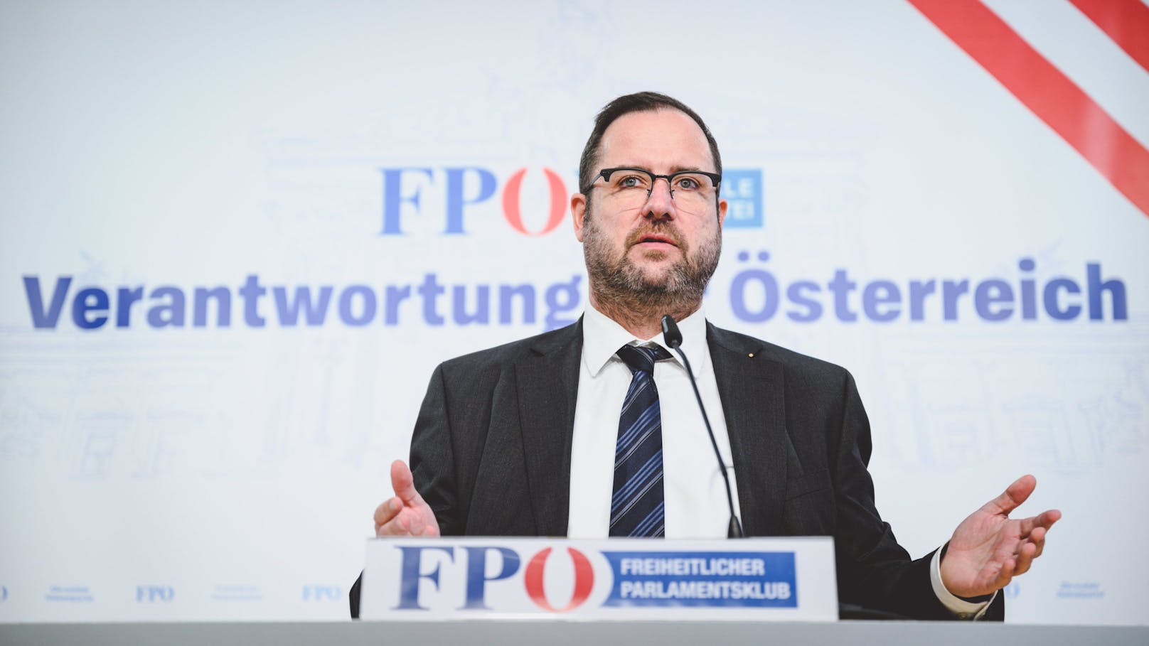 FPÖ-Generalsekretär Christian Hafenecker: "Grillzange aus der Hand gefallen."