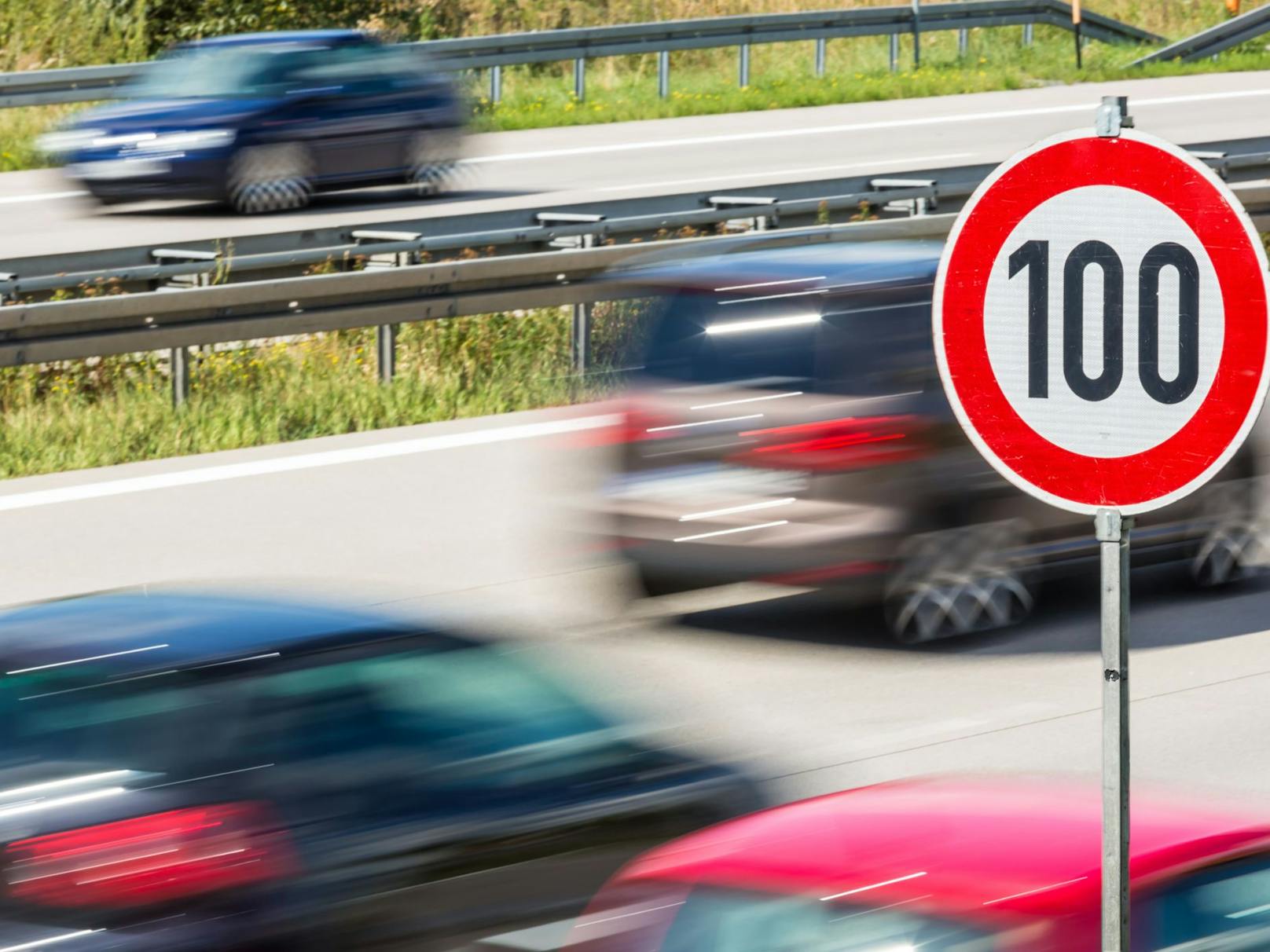 Verkehrsexperten fordern in einem offenen Brief an die Bundesregierung eine Temporeduktion auf Österreichs Straßen.