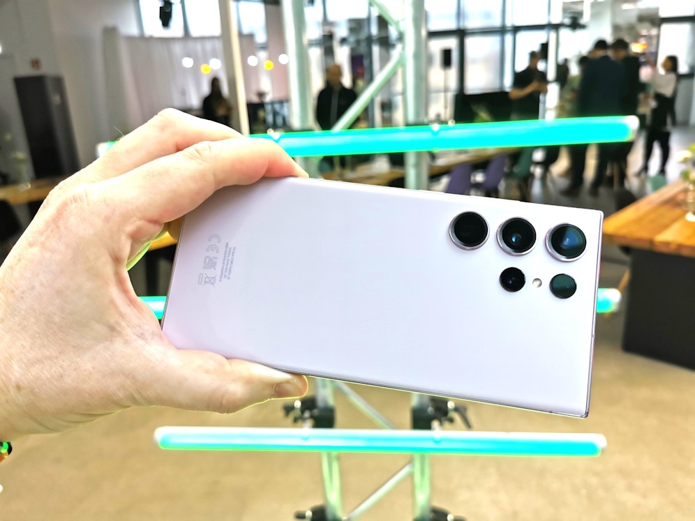 Samsung hat gleich drei neue Smartphones enthüllt. Das Top-Modell Samsung Galaxy S23 Ultra hat eine 200-Megapixel-Kamera.