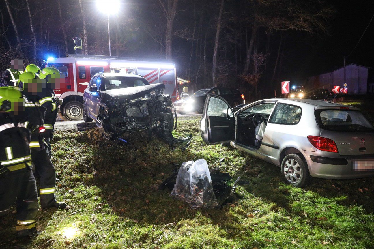 Die 21-Jährige kam auf die Gegenfahrbahn und krachte in das Auto eines 36-Jährigen.
