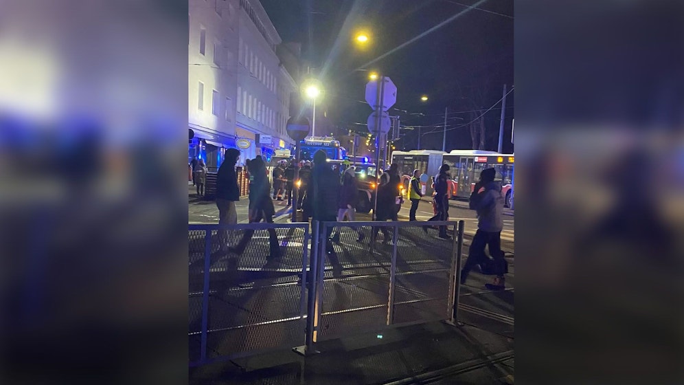 Feuerwehr, Rettung und Polizei rückten mit mehreren Teams aus. 