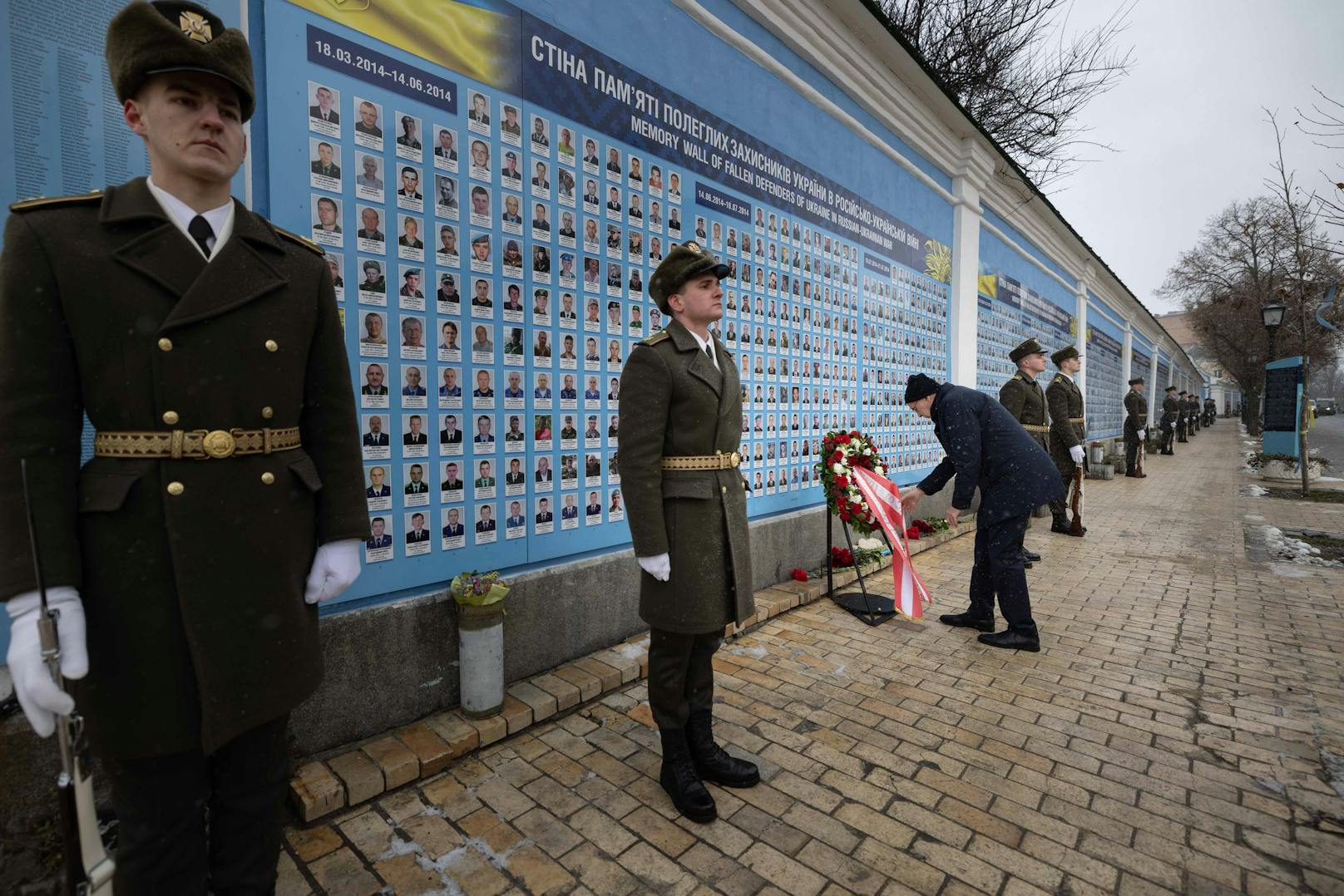 Alexander Van der Bellen während der Kranzniederlegung an der Erinnerungsmauer für gefallene Verteidiger der Ukraine.