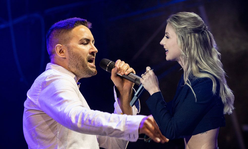 Anna-Carina Woitschack und Mederes Bagci nehmen gemeinsam DSDS-Hymne auf.